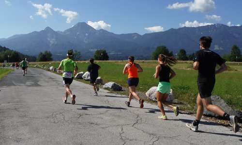 Faakerseelauf, Austria - The route offers fine views of the Mittagskogel (Photo: Copyright © 2020 Hendrik Böttger / runinternational.eu)