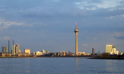 Skyline of Düsseldorf, Germany (Author: Treppenhauer assumed / commons.wikimedia.org / public domain / photo modified by runinternational.eu)