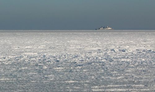 A warship on the frozen Baltic Sea (Copyright © 2012 Hendrik Böttger)