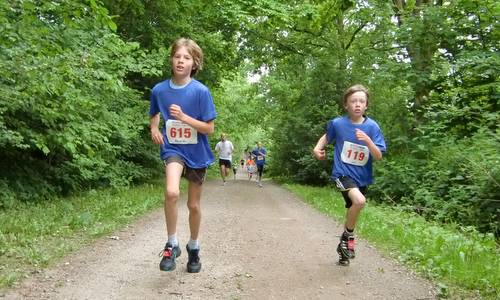 Rund um Ratekau - 5k race - two young athletes (Copyright © 2017 Hendrik Böttger / runinternational.eu)