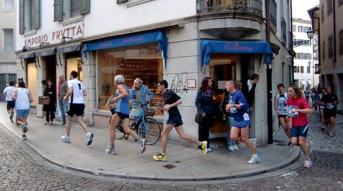 Gazzetta Run Udine 2010: a sharp corner (Photo: Copyright © 2010 Hendrik Böttger / runinternational.eu)