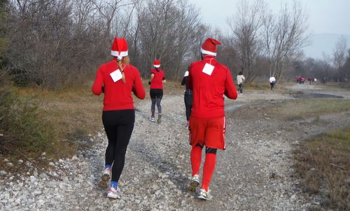 Marcia dei Babbo Natale - Santa Claus runners in the countryside near Spilimbergo, Italy (Copyright © 2017 Hendrik Böttger / runinternational.eu)