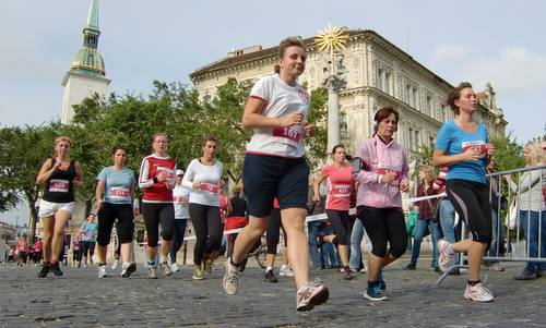 dm ženký beh - runners on Rybné námestie, Bratislava, Slovakia (Copyright © 2016 Hendrik Böttger / runinternational.eu)